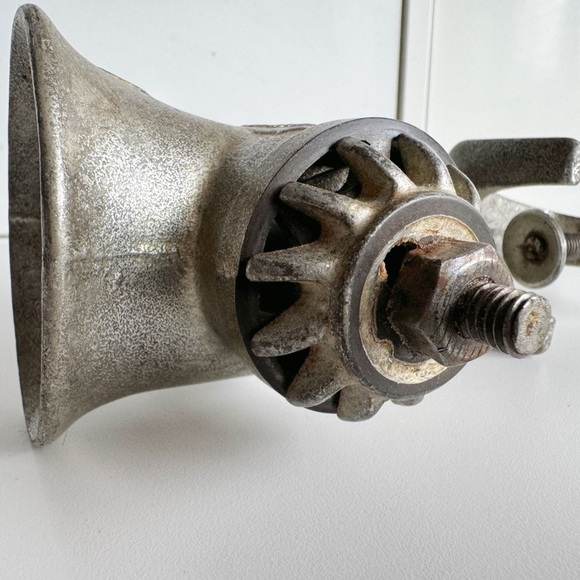 Vintage Universal #1 Manual Hand Crank Meat Grinder Made In USA Cast Iron - Picture 5 of 7
